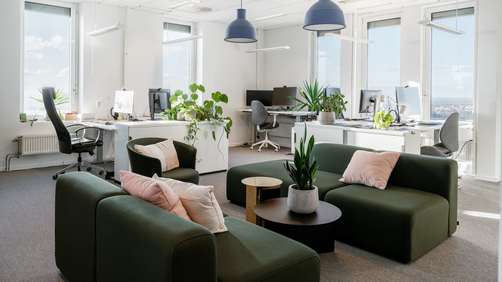 Bild på kontor med soffgrupp 