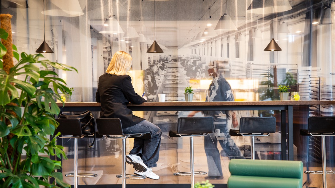 Bild på grupp som äter lunch tillsammans