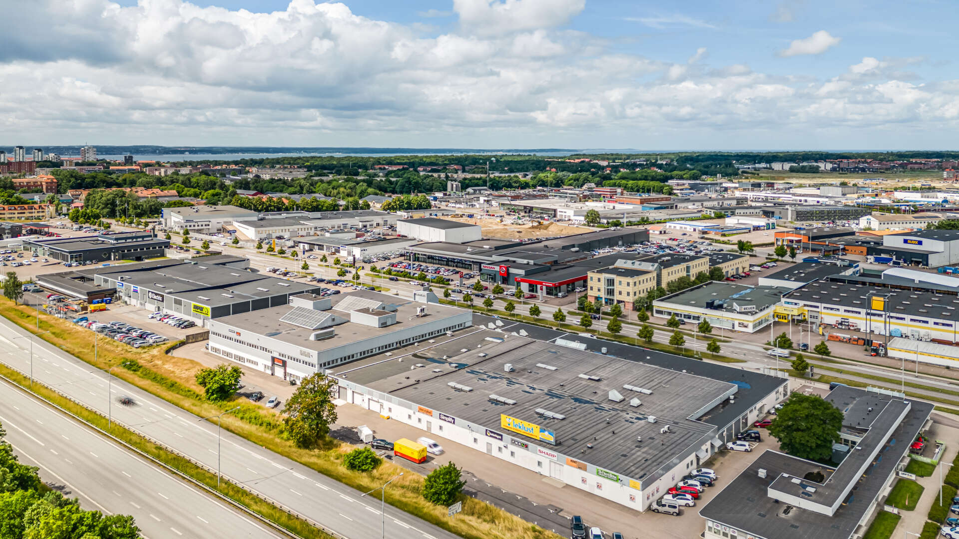 Kontorslokal med stort showroom/lager på Berga 