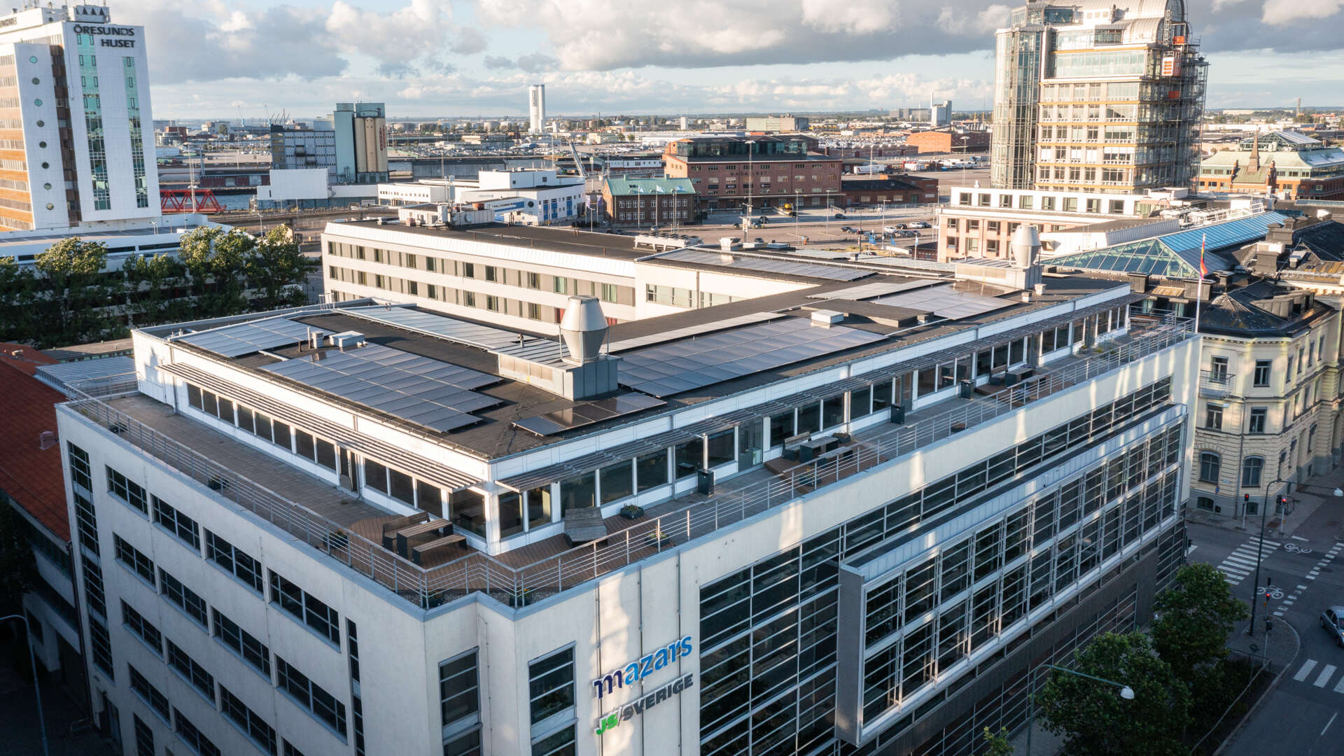 Vit fasad på femvåningshuset Östersjön 1 i centrala Malmö.
