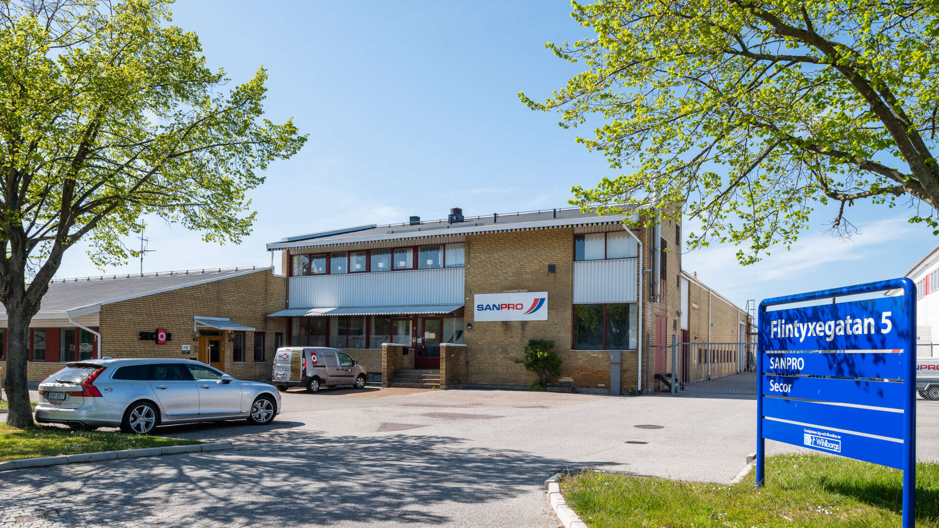 Parkeringsytor utanför tegelfastigheten Bronsspannen 9 i Fosie.