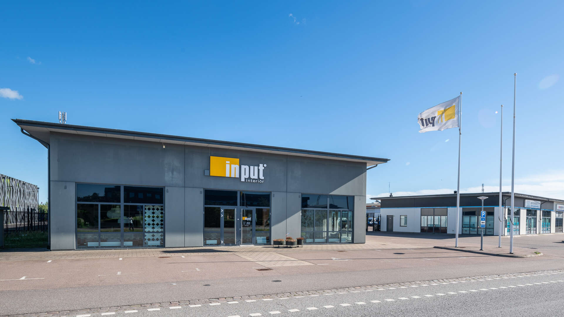 Fastighet för butik och industri med stora glaspartier på framsidan. 